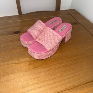 Steve Madden Reign Platform Mule in Pink Raffia